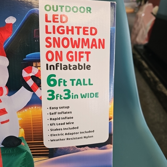 NIB Outdoor LED Lighted 6 Foot Smowman On Gift Inflatable Christmas Decoration - Picture 2 of 7